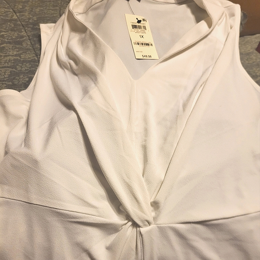 White alfani sleevless top